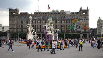 En el marco del día de muertos 2024, en la plancha del Zócalo capitalino se realiza la Mega Ofrenda de Día de Muertos, donde los habitantes de la Ciudad asisten a tomarse la selfie con las ofrendas. Foto EE: Eric Lugo