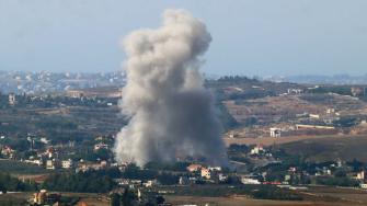 Varias áreas de la periferia sur de Beirut sufrieron bombardeos en las primeras horas del jueves, horas después de haber bombardeado varios puntos en esta zona, considerada una de las plazas fuertes del grupo chií libanés.

Para más información del tema, visita: https://www.eleconomista.com.mx/internacionales/israel-lanza-nuevos-bombardeos-barrios-sur-beirut-20241106-733213.html

¡Síguenos en nuestras redes sociales para mantenerte informado!

Twitter: https://twitter.com/eleconomista 
Facebook: https://www.facebook.com/ElEconomista.mx
Instagram: https://www.instagram.com/eleconomistamx
LinkedIn: https://www.linkedin.com/company/el-economista/

#ElEconomista #EETV