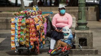 En México, las personas que se encuentran trabajando bajo algún esquema de informalidad tienen ingresos, en promedio, menores en comparación con la población trabajadora formal.