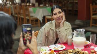 Turista disfrutando de la comida mexicana.