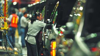 FILE PHOTO:    Factory employees are seen working in the plant of General Motors in the city of Silao, in the state of Guanajuato, Mexico in this November 25, 2008 file photo.   REUTERS/Henry Romero/Files