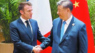 France's President Emmanuel Macron (L) shakes hands with China's President Xi Jinping during a bilateral meeting on the sidelines of the G20 summit in Rio de Janeiro, Brazil, on November 19, 2024. (Photo by Ludovic MARIN / AFP)