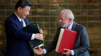 Los presidentes de Brasil y China, Luiz Inácio Lula da Silva y Xi Jinping, participan en la firma de acuerdos bilaterales, en Brasilia.