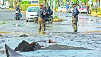 Una tremenda fuga de agua potable afectó vehículos y departamentos en la Unidad Habitacional San Lorenzo, en la alcaldía Iztapalapa.