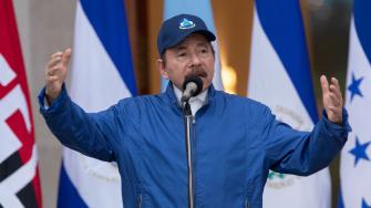 El Parlamento de Nicaragua, dominado por el gobernante Frente Sandinista, aprobó este viernes una reforma constitucional que somete a los poderes del Estado al Ejecutivo, aumenta el control de los medios, amplía el periodo presidencial a seis años y crea los cargos de copresidente y copresidenta.

Para más información del tema, visita: https://www.eleconomista.com.mx/internacionales/parlamento-nicaragua-aprueba-super-reforma-le-da-total-daniel-ortega-y-esposa-20241122-735387.html 

¡Síguenos en nuestras redes sociales para mantenerte informado!

Twitter: https://twitter.com/eleconomista 
Facebook: https://www.facebook.com/ElEconomista.mx
Instagram: https://www.instagram.com/eleconomistamx
LinkedIn: https://www.linkedin.com/company/el-economista/

#ElEconomista #EETV