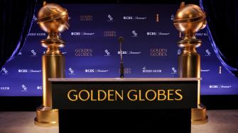 Las estatuas de los Globos de Oro se exhiben antes del anuncio de las nominaciones para la 82.ª edición de los Premios Globos de Oro