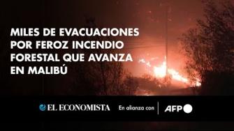 Grupos de bomberos combaten por aire y por tierra un feroz incendio forestal que se propaga velozmente por el exclusivo balneario de Malibú, en la costa oeste estadounidense, donde miles de personas recibieron órdenes de evacuación.