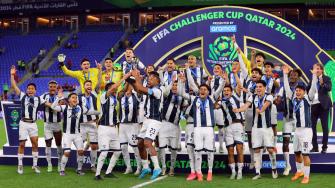 Los jugadores de Pachuca celebran con el trofeo después de ganar la Copa Challenger.