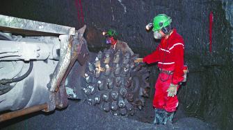 FRESNILLO, ZACATECAS 21DICIEMBRE2003.- El Minero Continuo, una moderna máquina que hace el trabajo de decenas de hombres, avanza en la Mina de Proaño, primera productora de plata refinada en el mundo. A 695 metros de profundidad, la máquina avanza 12 metros al día, lo que permite triplicar la produccion.FOTO: Pedro Valtierra/CUARTOSCURO.COM