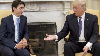 El presidente de Estados Unidos, Donald Trump, y el primer ministro canadiense, Justin Trudeau, se dan la mano durante una reunión en la Oficina Oval de la Casa Blanca en Washington, DC, el 13 de febrero de 2017.