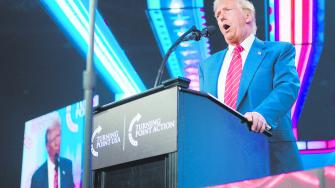 Donald Trump participó en un foro organizado por el grupo conservador Turning Point en Phoenix, Arizona. Foto: Reuters