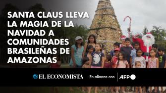 En el calor de la selva amazónica brasileña, en Manaos, un enviado de Santa Claus llega en barco para entregar regalos a los niños indígenas de la comunidad ribereña de Abelha.