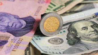 La divisa local retrocedió al comienzo de una semana más corta de lo habitual por Navidad, debido al fortalecimiento del billete verde en el mercado y tras cifras de inflación de México.

Para más información del tema, visita: https://www.eleconomista.com.mx/mercados/precio-dolar-hoy-23-diciembre-2024-cerro-20241223-739465.html

¡Síguenos en nuestras redes sociales para mantenerte informado!

Twitter: https://twitter.com/eleconomista 
Facebook: https://www.facebook.com/ElEconomista.mx
Instagram: https://www.instagram.com/eleconomistamx
LinkedIn: https://www.linkedin.com/company/el-economista/

#ElEconomista #EETV