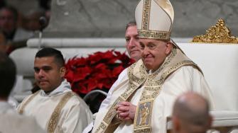 El Papa Francisco preside la misa de Nochebuena en la Basílica de San Pedro en el Vaticano el 24 de diciembre de 2024.