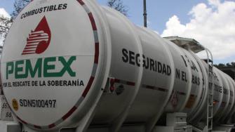 El bombeo de petróleo crudo se dirige a perforar el piso del millón 400,000 barriles; de forma consolidada, la extracción de hidrocarburos líquidos quedó en un millón 772,00 barriles diarios a noviembre y tuvo su primera caída desde el 2019.

Para más información del tema, visita: https://www.eleconomista.com.mx/empresas/produccion-petrolera-pemex-hila-24-meses-baja-20241225-739695.html

¡Síguenos en nuestras redes sociales para mantenerte informado!

Twitter: https://twitter.com/eleconomista 
Facebook: https://www.facebook.com/ElEconomista.mx
Instagram: https://www.instagram.com/eleconomistamx
LinkedIn: https://www.linkedin.com/company/el-economista/

#ElEconomista #EETV