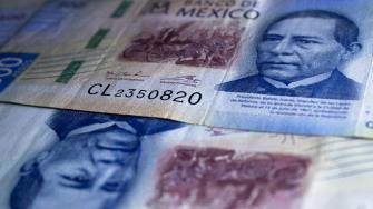 El tipo de cambio cerró a un nivel de 20.6579 unidades por dólar, lo que representó para la moneda local una depreciación de 1.67%.

Para más información del tema, visita: https://www.eleconomista.com.mx/mercados/precio-dolar-hoy-30-diciembre-2024-cerro-20241230-740066.html

¡Síguenos en nuestras redes sociales para mantenerte informado!

Twitter: https://twitter.com/eleconomista 
Facebook: https://www.facebook.com/ElEconomista.mx
Instagram: https://www.instagram.com/eleconomistamx
LinkedIn: https://www.linkedin.com/company/el-economista/

#ElEconomista #EETV