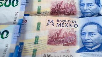 En su comparación semanal, la divisa mexicana registró una depreciación de 1.74% frente al billete verde, la segunda al hilo.

Para más información del tema, visita: https://www.eleconomista.com.mx/mercados/precio-dolar-hoy-3-enero-2025-cerro-20250103-740506.html

¡Síguenos en nuestras redes sociales para mantenerte informado!

Twitter: https://twitter.com/eleconomista 
Facebook: https://www.facebook.com/ElEconomista.mx
Instagram: https://www.instagram.com/eleconomistamx
LinkedIn: https://www.linkedin.com/company/el-economista/

#ElEconomista #EETV