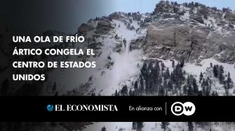 La tormenta polar, la más intensa en una década, paraliza el centro de Estados Unidos, afectando a millones y alterando el tráfico aéreo. Mientras tanto, en Europa, intensas nevadas y condiciones de hielo interrumpen vuelos en el Reino Unido, Alemania y los Países Bajos.  

¡Síguenos en nuestras redes sociales para mantenerte informado!

Twitter: https://twitter.com/eleconomista 
Facebook: https://www.facebook.com/ElEconomista.mx
Instagram: https://www.instagram.com/eleconomistamx
LinkedIn: https://www.linkedin.com/company/el-economista/

#ElEconomista #EETV