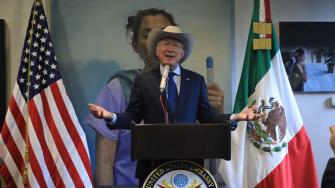 El embajador saliente de Estados Unidos en México confía en que siga la cooperación en temas como la migración, fentanilo y seguridad.

Para más información del tema, visita: https://www.eleconomista.com.mx/internacionales/trabajo-sigue-concluye-ken-salazar-cuanto-relacion-mexico-eu-20250106-740750.html 

¡Síguenos en nuestras redes sociales para mantenerte informado!

Twitter: https://twitter.com/eleconomista 
Facebook: https://www.facebook.com/ElEconomista.mx
Instagram: https://www.instagram.com/eleconomistamx
LinkedIn: https://www.linkedin.com/company/el-economista/

#ElEconomista #EETV