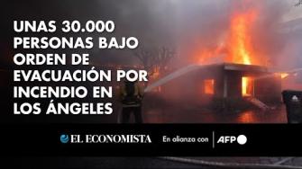 Unas 30.000 personas están bajo órdenes de evacuación en medio de un incendio forestal que comenzó a arrasar un suburbio de Los Ángeles, a la vez que una "potencialmente mortal" tormenta de viento amenaza la región de California, informaron las autoridades este martes.