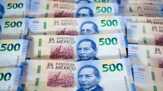 La divisa retrocede ante un avance global del dólar y tras la divulgación de cifras locales de inflación que apoyan la apuesta de que Banxico seguirá flexibilizando su postura monetaria.

Para más información del tema, visita: https://www.eleconomista.com.mx/mercados/precio-dolar-hoy-9-enero-2024-cotiza-20250109-741224.html
Twitter: https://twitter.com/eleconomista 
Sitio web: https://www.eleconomista.com.mx/ 
Facebook: https://www.facebook.com/ElEconomista.mx 

#ElEconomista #CapitalHumano #EETV