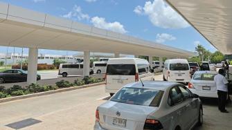 La presidenta Claudia Sheinbaum se pronunció a favor de revisar las tarifas de transporte luego de la polémica generada por el influencer Luisito Comunica respecto a los elevados costos de los taxis en el aeropuerto de Cancún.