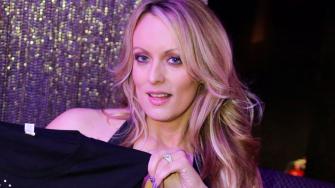 Donald Trump fue condenado este viernes por el caso de la exactriz de cine porno Stormy Daniels en una sentencia simbólica aunque histórica que no implica cárcel ni multa, pero que convierte al presidente electo en el primer delincuente convicto en llegar a la Casa Blanca.

Para más información del tema, visita: https://www.eleconomista.com.mx/internacionales/donald-trump-condenado-caso-stormy-daniels-pisara-carcel-20250110-741410.html 

¡Síguenos en nuestras redes sociales para mantenerte informado!

Twitter: https://twitter.com/eleconomista 
Facebook: https://www.facebook.com/ElEconomista.mx
Instagram: https://www.instagram.com/eleconomistamx
LinkedIn: https://www.linkedin.com/company/el-economista/

#ElEconomista #EETV