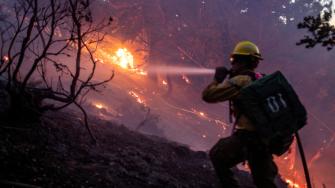 Las autoridades vuelven a declarar toque de queda para la próxima noche en las zonas afectadas del condado de Los Ángeles. 
 
Para más información del tema, visita: https://www.eleconomista.com.mx/internacionales/incendio-sur-california-arrasado-8-200-hectareas-20250110-741482.html 

Twitter: https://twitter.com/eleconomista 
Sitio web: https://www.eleconomista.com.mx/ 
Facebook: https://www.facebook.com/ElEconomista.mx 

#ElEconomista #CapitalHumano #EETV