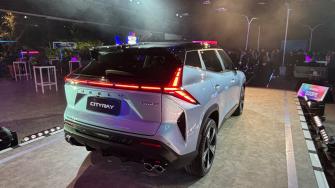 Los asientos delanteros tienen ajuste eléctrico en las dos versiones y manual para el del acompañante en el nivel de entrada. La tapicería es de piel sintética.