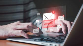 Los ataques de 'phishing' de clonación pueden ser muy eficaces, pero es posible detectarlos si se atienden a ciertos detalles, como el tipo de mensaje recibido en la bandeja de correo electrónico.

Para más información del tema, visita: https://www.eleconomista.com.mx/finanzaspersonales/phishing-clonado-detectar-debe-evitarlo-20250121-742952.html

¡Síguenos en nuestras redes sociales para mantenerte informado!

Twitter: https://twitter.com/eleconomista 
Facebook: https://www.facebook.com/ElEconomista.mx
Instagram: https://www.instagram.com/eleconomistamx
LinkedIn: https://www.linkedin.com/company/el-economista/

#ElEconomista #EETV