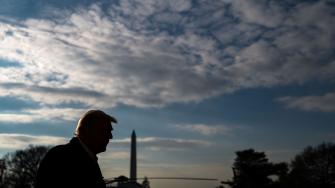 El presidente de Estados Unidos, Donald Trump, en los jardines antes de abordar un helicóptero rumbo a Carolina del Norte.