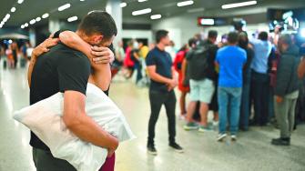 Un migrante brasileño deportado por EU fue recibido el sábado en el aeropuerto de Belo Horizonte.