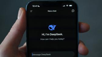 DeepSeek, una IA desarrollada por una startup de Hangzhou con un presupuesto de 5.6 millones de dólares, desafía a gigantes como ChatGPT, mediante su eficiencia, código abierto y accesibilidad gratuita.

Para más información del tema, visita: https://www.eleconomista.com.mx/mercados/que-deepseek-inteligencia-artificial-china-hizo-temblar-wall-street-20250127-743833.html

Twitter: https://twitter.com/eleconomista 
Sitio web: https://www.eleconomista.com.mx/ 
Facebook: https://www.facebook.com/ElEconomista.mx 

#ElEconomista #CapitalHumano #EETV