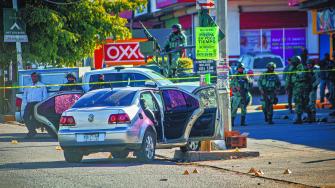 En otras entidades como Guerrero, algunas escuelas han permanecido cerradas por un año debido a la combinación de fenómenos naturales y violencia, afectando a más de 170 estudiantes.

Para más información del tema, visita: https://www.eleconomista.com.mx/politica/violencia-cierran-escuelas-34-municipios-7-estados-20250128-743902.html

¡Síguenos en nuestras redes sociales para mantenerte informado!

Twitter: https://twitter.com/eleconomista 
Facebook: https://www.facebook.com/ElEconomista.mx
Instagram: https://www.instagram.com/eleconomistamx
LinkedIn: https://www.linkedin.com/company/el-economista/

#ElEconomista #EETV