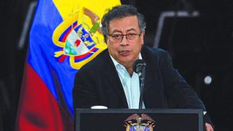 El presidente de Colombia, Gustavo Petro, confirmó el retorno de un grupo de migrantes deportados desde Estados Unidos, después de que el pasado fin de semana se enfrascara en una cascada de amenazas con el nuevo mandatario estadounidense, Donald Trump, que implicó avisos cruzados sobre la imposición de aranceles.

Para más información del tema, visita: https://www.eleconomista.com.mx/internacionales/petro-confirma-llegada-primeros-deportados-eu-son-libres-dignos-patria-dice-20250128-743927.html
Twitter: https://twitter.com/eleconomista 
Sitio web: https://www.eleconomista.com.mx/ 
Facebook: https://www.facebook.com/ElEconomista.mx 

#ElEconomista #CapitalHumano #EETV