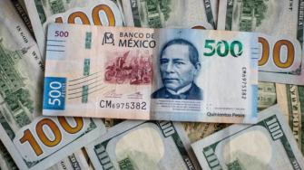 El rebote se presentó después de que ayer perdió más de 2%, en una reacción a las breves tensiones comerciales entre Colombia y Estados Unidos. Analistas no descartan nuevas presiones para la moneda local.

Para más información del tema, visita: https://www.eleconomista.com.mx/mercados/precio-dolar-hoy-28-enero-2025-cerro-20250128-743984.html

¡Síguenos en nuestras redes sociales para mantenerte informado!

Twitter: https://twitter.com/eleconomista 
Facebook: https://www.facebook.com/ElEconomista.mx
Instagram: https://www.instagram.com/eleconomistamx
LinkedIn: https://www.linkedin.com/company/el-economista/

#ElEconomista #EETV