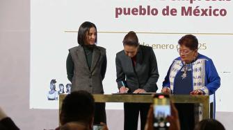 La presidenta de México, Claudia Sheinbaum, dijo esta mañana que el Gobierno enviará en el transcurso de este miércoles al Congreso las leyes secundarias de la reforma energética que pretende reformar el sector y simplificar las estructuras de la CFE y Pemex.

Para más información del tema, visita: https://www.eleconomista.com.mx/politica/sheinbaum-enviara-congreso-leyes-secundarias-pemex-cfe-sean-empresas-publicas-20250129-744102.html

¡Síguenos en nuestras redes sociales para mantenerte informado!

Twitter: https://twitter.com/eleconomista 
Facebook: https://www.facebook.com/ElEconomista.mx
Instagram: https://www.instagram.com/eleconomistamx
LinkedIn: https://www.linkedin.com/company/el-economista/

#ElEconomista #EETV