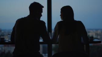 La legislación laboral no prohíbe las relaciones amorosas en el trabajo, pero pueden haber políticas internas que regulen comportamientos.
