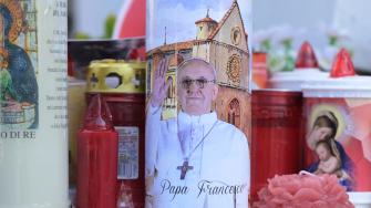 Velas ante la estatua de Juan Pablo II frente al Hospital Universitario Gemelli, donde el Papa Francisco está hospitalizado con neumonía.