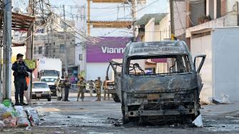 Un camión fue quemado en las calles de Acapulco, Guerrero. Foto: AFP