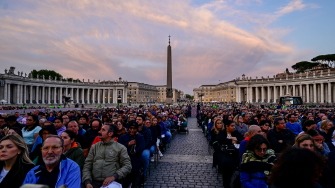 Fieles reunidos para rezar el rosario en la Plaza de San Pedro en el Vaticano, tras el fallecimiento del papa Francisco.