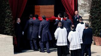 Los portadores del féretro llevan el ataúd del Papa Francisco durante su misa funeral en el Vaticano.