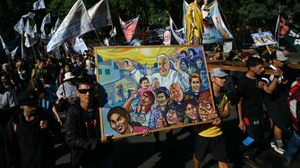 Miles de personas de todas las edades, muchas con niños pequeños, se sumaron cantando y tocando bombos, algunos incluso con trajes carnavalescos.
Para más información del tema, visita: https://www.eleconomista.com.mx/internacionales/lagrimas-baile-peregrinacion-buenos-aires-celebrar-papa-nunca-volvio-20250426-756523.html
¡Síguenos en nuestras redes sociales para mantenerte informado!
Twitter: https://twitter.com/eleconomista
Facebook: https://www.facebook.com/ElEconomista.mx
Instagram: https://www.instagram.com/eleconomistamx
LinkedIn: https://www.linkedin.com/company/el-economista/
#ElEconomista #EETV