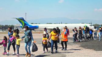 Medios de comunicación estadounidenses han identificado a la madre como Jenny Carolina López Villela.
Para más información del tema, visita: https://www.eleconomista.com.mx/internacionales/nina-estadounidense-dos-anos-deportada-honduras-juez-eu-20250426-756533.html
¡Síguenos en nuestras redes sociales para mantenerte informado!
Twitter: https://twitter.com/eleconomista
Facebook: https://www.facebook.com/ElEconomista.mx
Instagram: https://www.instagram.com/eleconomistamx
LinkedIn: https://www.linkedin.com/company/el-economista/
#ElEconomista #EETV