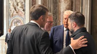 Trump se reunió con Volodimir Zelenski, el sábado en Roma, al margen del funeral del papa Francisco.
Para más información del tema, visita: https://www.eleconomista.com.mx/internacionales/eu-dice-semana-proxima-sera-crucial-acuerdo-sobre-guerra-ucrania-20250427-756565.html
¡Síguenos en nuestras redes sociales para mantenerte informado!
Twitter: https://twitter.com/eleconomista
Facebook: https://www.facebook.com/ElEconomista.mx
Instagram: https://www.instagram.com/eleconomistamx
LinkedIn: https://www.linkedin.com/company/el-economista/
#ElEconomista #EETV
