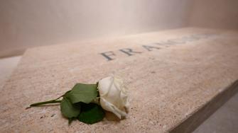 La fecha del cónclave para escoger al próximo papa podría conocerse el lunes tras una nueva reunión de cardenales. La jerarquía eclesiástica quiso esperar a las exequias del jesuita argentino antes de convocarlo.
Para más información del tema, visita: https://www.eleconomista.com.mx/arteseideas/miles-personas-visitan-domingo-tumba-papa-francisco-20250427-756555.html
¡Síguenos en nuestras redes sociales para mantenerte informado!
Twitter: https://twitter.com/eleconomista
Facebook: https://www.facebook.com/ElEconomista.mx
Instagram: https://www.instagram.com/eleconomistamx
LinkedIn: https://www.linkedin.com/company/el-economista/
#ElEconomista #EETV