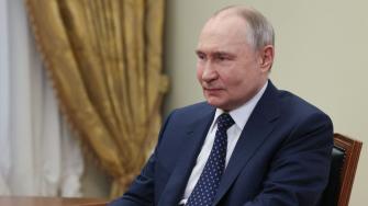 El presidente de Rusia, Vladimir Putin, anunció el lunes una tregua de "todas las hostilidades" en el frente ucraniano del 8 al 10 de mayo, pero advirtió que Moscú responderá si Kiev viola el cese el fuego.
¡Síguenos en nuestras redes sociales para mantenerte informado!
Twitter: https://twitter.com/eleconomista
Facebook: https://www.facebook.com/ElEconomista.mx
Instagram: https://www.instagram.com/eleconomistamx
LinkedIn: https://www.linkedin.com/company/el-economista/
#ElEconomista #EETV