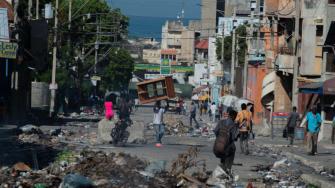 A finales de marzo, las pandillas también lanzaron "ataques violentos" contra las localidades de Mirebalais y Saut-d'Eau, en el departamento del Centro, para "controlar el acceso a la frontera con la República Dominicana.

Para más información del tema, visita: https://www.eleconomista.com.mx/internacionales/1-600-asesinatos-haiti-enero-marzo-mayoria-miembros-pandillas-onu-20250430-757112.html

¡Síguenos en nuestras redes sociales para mantenerte informado!

Twitter: https://twitter.com/eleconomista 
Facebook: https://www.facebook.com/ElEconomista.mx
Instagram: https://www.instagram.com/eleconomistamx
LinkedIn: https://www.linkedin.com/company/el-economista/

#ElEconomista #EETV