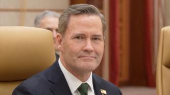 El presidente estadounidense Donald Trump relevó este jueves a Mike Waltz, debilitado por el escándalo del Signalgate, como asesor de seguridad nacional y lo sustituyó de forma "interina" por el jefe de la diplomacia Marco Rubio, que sale reforzado del primer ajuste de gabinete al acumular ambos cargos.