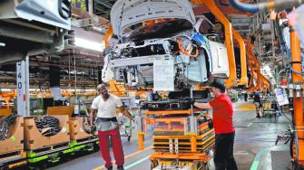 General Motors anunció este viernes que reducirá el número de turnos en una planta de ensamblaje de camiones en Canadá, en momentos en que la guerra comercial de Donald Trump, está afectando gravemente al sector automotor norteamericano.
Para más información del tema, visita: https://www.eleconomista.com.mx/empresas/general-motors-reduce-turnos-planta-camiones-canada-entorno-comercial-20250502-757380.html
¡Síguenos en nuestras redes sociales para mantenerte informado!
Twitter: https://twitter.com/eleconomista
Facebook: https://www.facebook.com/ElEconomista.mx
Instagram: https://www.instagram.com/eleconomistamx
LinkedIn: https://www.linkedin.com/company/el-economista/
#ElEconomista #EETV